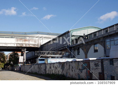 Gleissdreieck, an above-ground underground station in Berlin, where branch trains ran on triangular tracks until 1912 Gleissdreieck, an above-ground underground station in Berlin, where branch trains ran on triangular tracks until 1912 108507909