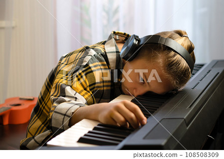 Tired Pianist at Rest Tired Pianist at Rest 108508309