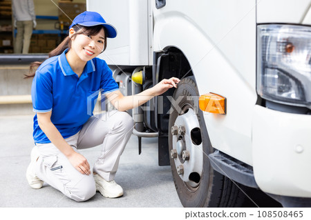 執行卡車工作前檢查的年輕女司機 執行卡車工作前檢查的年輕女司機 108508465
