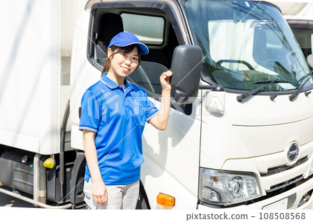 站在卡車前的年輕女司機 站在卡車前的年輕女司機 108508568