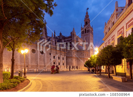 Seville. Giralda tower of the cathedral at dawn. 108508964
