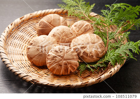 Raw shiitake mushrooms (donko) Raw shiitake mushrooms (donko) 108511079