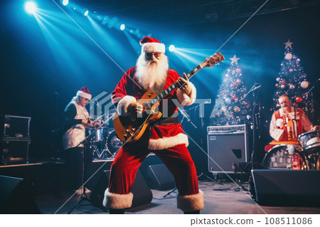 New Year's Party. New Year's Eve concert with Santa Claus and lively rock band 108511086