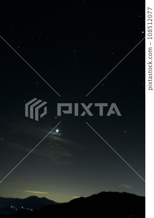 從北斗市白州町看到的知嶽山清晨天空中閃耀的晨星 108512077