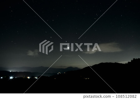 從北斗市白州町看到的知嶽山清晨天空中閃耀的晨星 從北斗市白州町看到的知嶽山清晨天空中閃耀的晨星 108512082