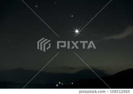 從北斗市白州町看到的知嶽山清晨天空中閃耀的晨星 從北斗市白州町看到的知嶽山清晨天空中閃耀的晨星 108512085