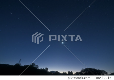 從北斗市白州町看到的知嶽山清晨天空中閃耀的晨星 從北斗市白州町看到的知嶽山清晨天空中閃耀的晨星 108512216