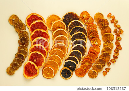 Dried sliced citrus fruits 108512287