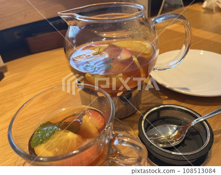 將茶倒入茶杯中 108513084