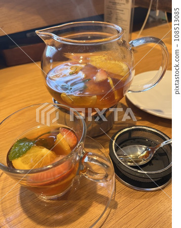 將茶倒入茶杯中 108513085