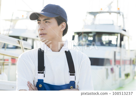 站立在漁港的年輕漁民 108513237