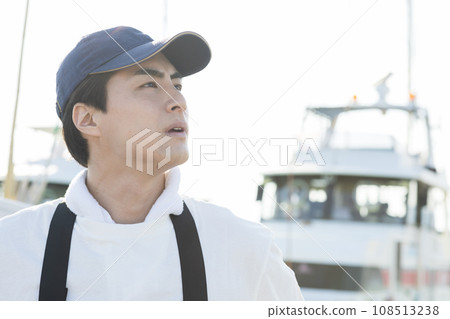 站立在漁港的年輕漁民 108513238