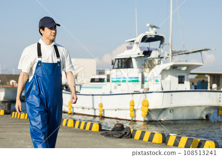 站立在漁港的年輕漁民 108513241