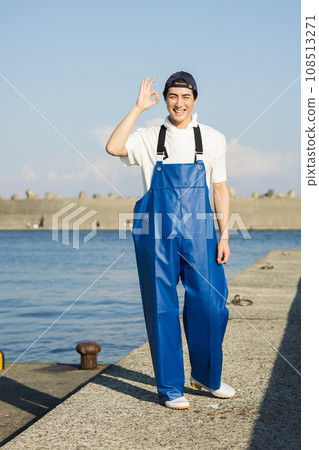 站立在漁港的年輕漁民 108513271