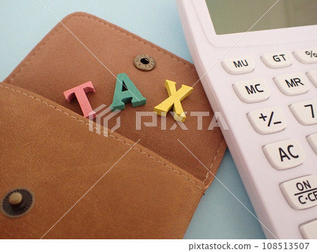 零錢包裡的稅務信件和計算器 108513507