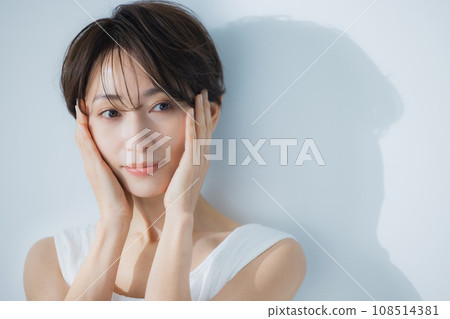 A middle-aged woman who does skin care A middle-aged woman who does skin care 108514381
