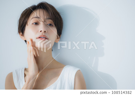 A middle-aged woman who does skin care 108514382