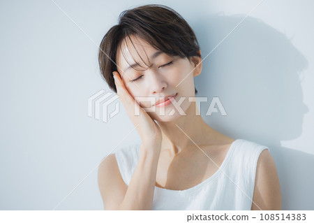 A middle-aged woman who does skin care A middle-aged woman who does skin care 108514383