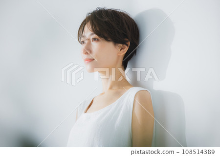 做皮膚護理的中年婦女 做皮膚護理的中年婦女 108514389