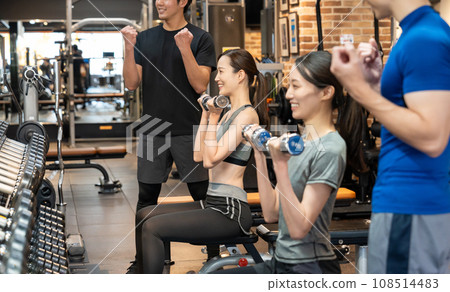 在健身房進行舉重訓練的年輕女子 108514483