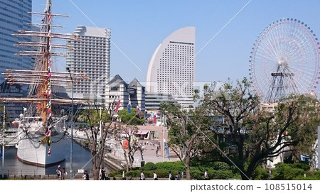 Yokohama Minato Mirai sailing ship Nippon Maru and Ferris wheel 108515014