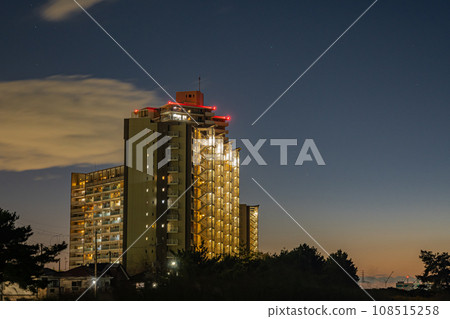 淀川超級堤岸公寓大樓的夜景 淀川超級堤岸公寓大樓的夜景 108515258