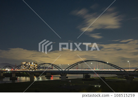渡槽橋、枚方橋和公寓夜景 108515259