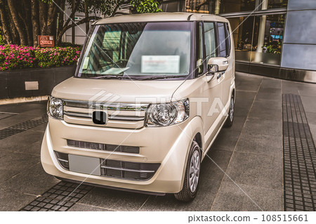 展廳內展出的白色高大旅行車式微型車 展廳內展出的白色高大旅行車式微型車 108515661
