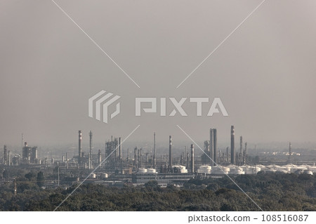 Oil Refinery Structures Hazy Dull Smoggy Air Oil Refinery Structures Hazy Dull Smoggy Air 108516087