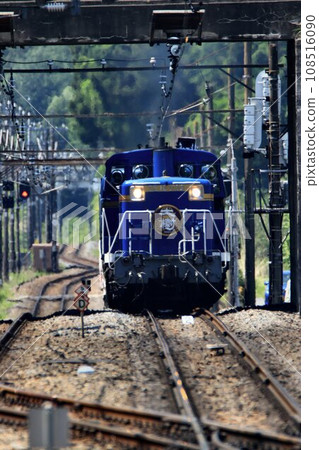 A push-pull train goes along the fresh green Kinu road... DL Taiki "PP driving" 108516090