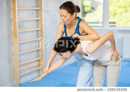 women perform elbow blow 108516309