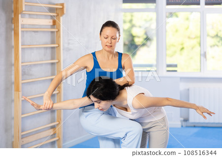 women perform elbow blow 108516344