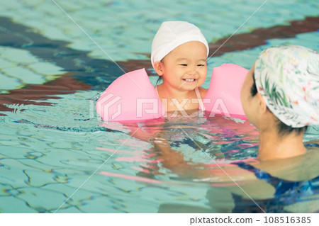 Baby swimming 108516385