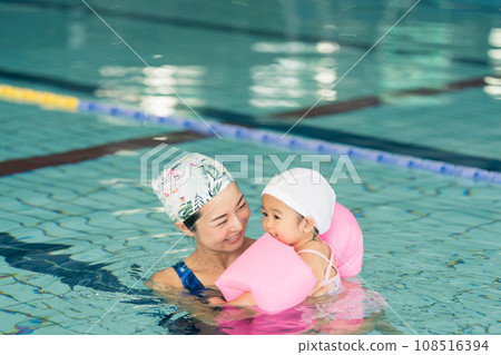 Baby swimming Baby swimming 108516394