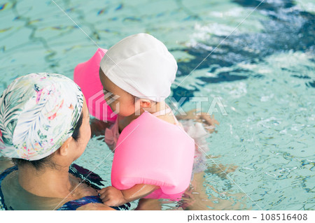 Baby swimming 108516408