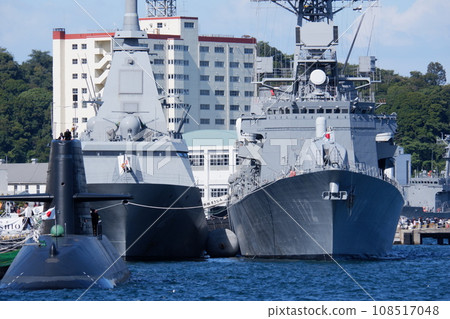 護航艦和潛水艇停泊在橫須賀基地碼頭參加活動 108517048