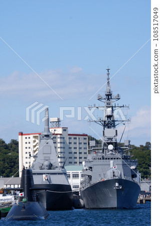 護航艦和潛水艇停泊在橫須賀基地碼頭參加活動 108517049