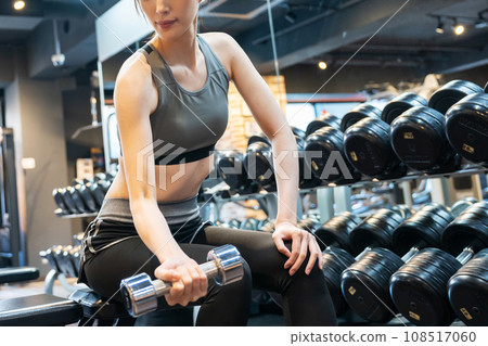 在健身房訓練肌肉訓練的女性 108517060