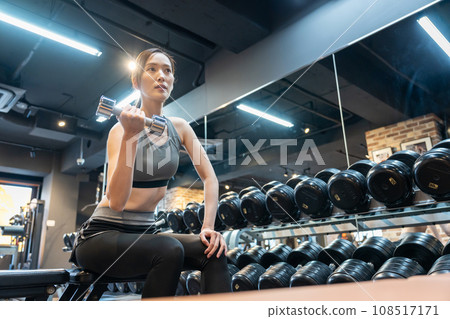 在健身房進行肌肉訓練的年輕女子 108517171