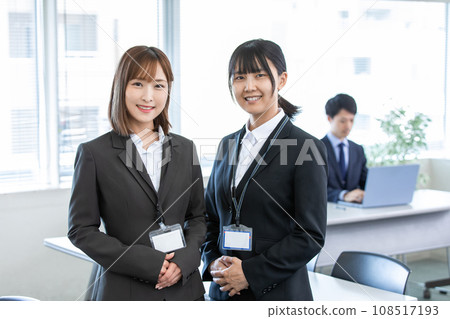 在辦公室工作的女人 在辦公室工作的女人 108517193
