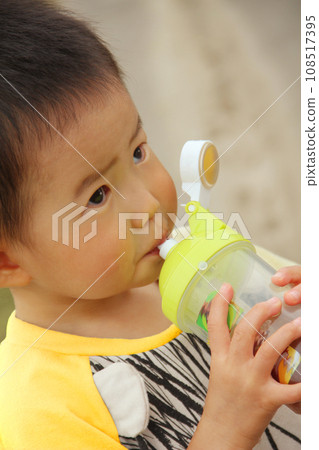 Children hydrating for heat stroke 108517395