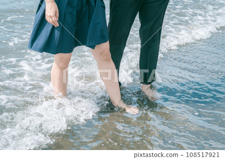 Sea and couple 108517921