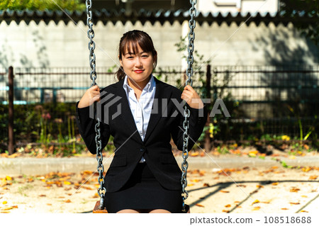 女上班族在公園休息 女上班族在公園休息 108518688