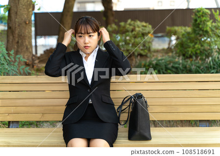 女上班族在公園休息 女上班族在公園休息 108518691