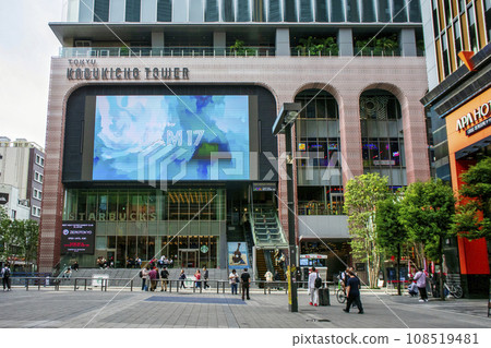新宿東急歌舞伎町塔正門 108519481
