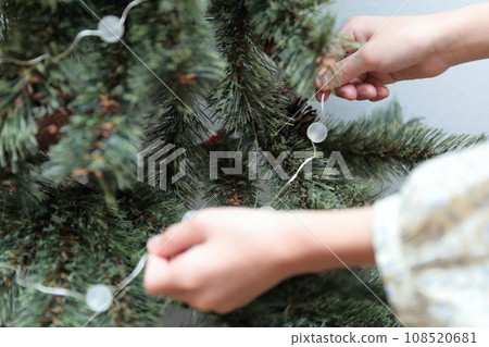 女孩的手裝飾聖誕樹 女孩的手裝飾聖誕樹 108520681