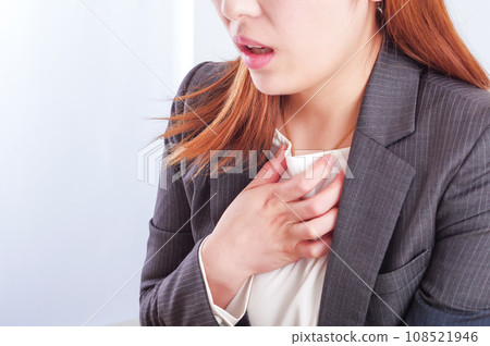 穿西裝的女人摀著胸口好像很痛 穿西裝的女人摀著胸口好像很痛 108521946