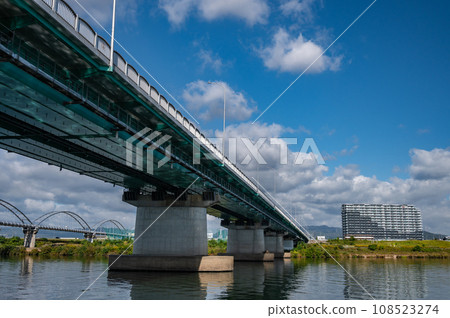 Hirakata Bridge spanning the Yodogawa River Hirakata Bridge spanning the Yodogawa River 108523274