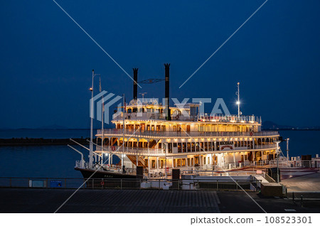 夜間停泊在大津港的密西根號照明觀光船 108523301
