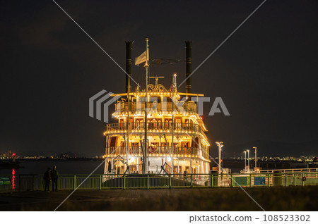 夜間停泊在大津港的密西根號照明觀光船 108523302